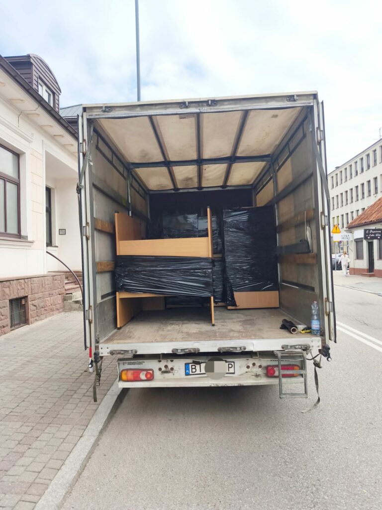 bgu-transport.pl Pakowanie biurek i ich zabezpieczanie + kartony to dla nas proste.